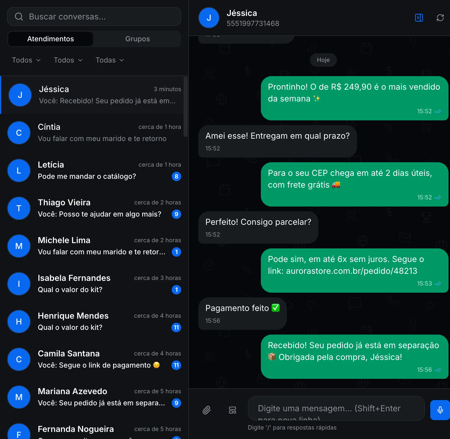 Caixa de entrada do CRM com a lista de conversas e uma venda pelo WhatsApp aberta