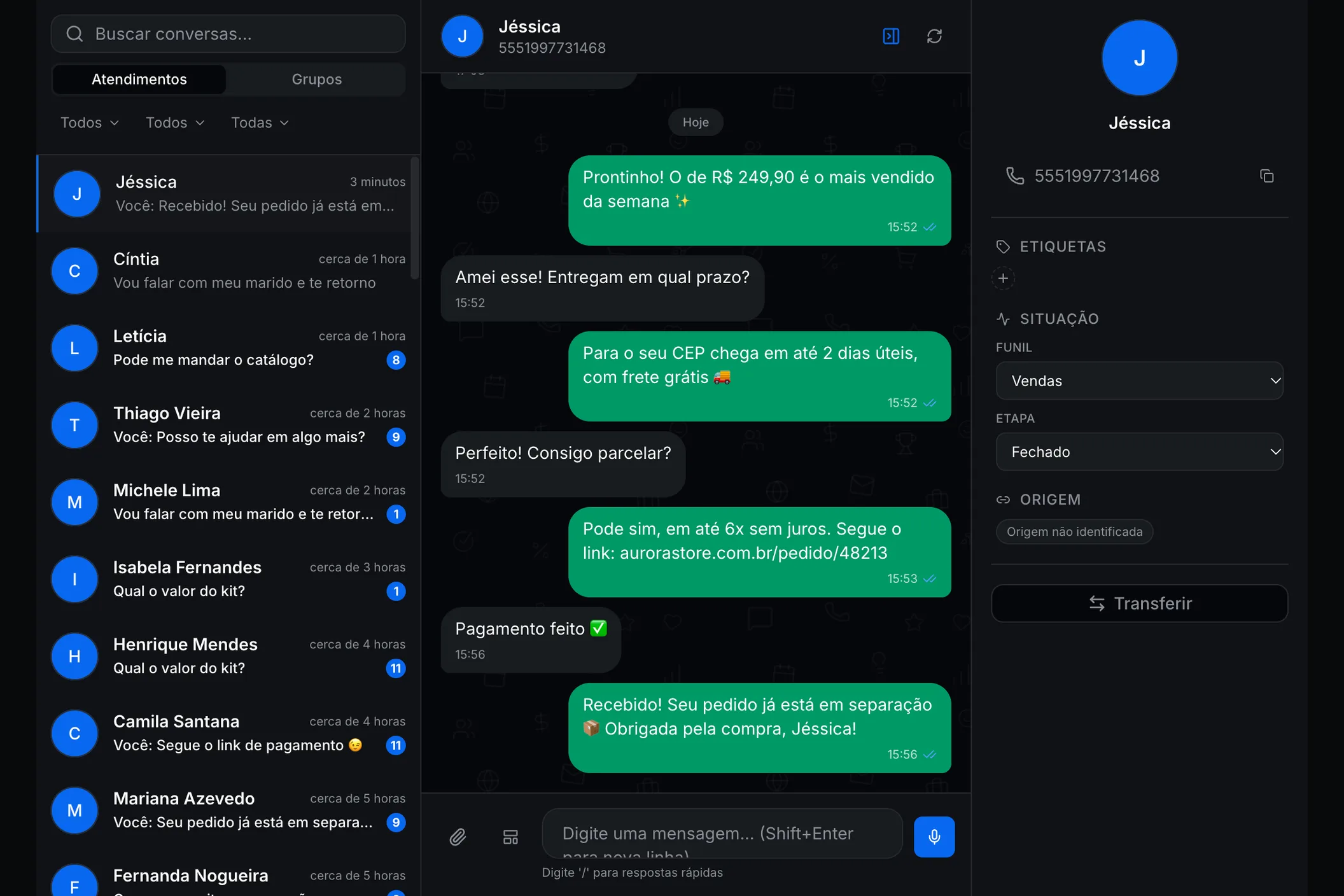 Caixa de entrada do CRM com uma conversa de venda pelo WhatsApp aberta